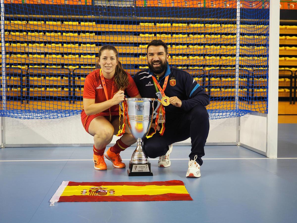 La jugadora Ainoa Civera y el jefe de equipo Raúl Gómez, con el trofeo de campeones del Campeonato de Europa de Hockey Sala logrado por la Selección Española Absoluta Femenina.
