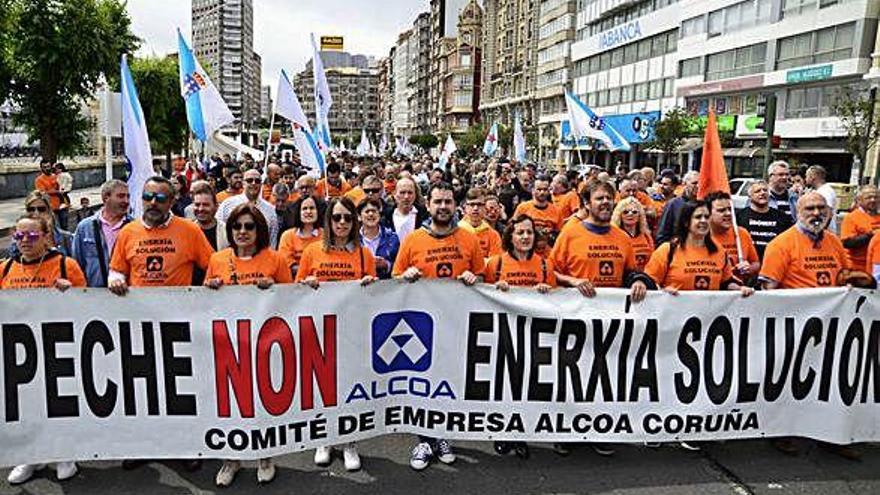 Trabajadores de Alcoa durante la manifestación celebrada en junio en A Coruña para reivindicar un estatuto para la industria electrointensiva.