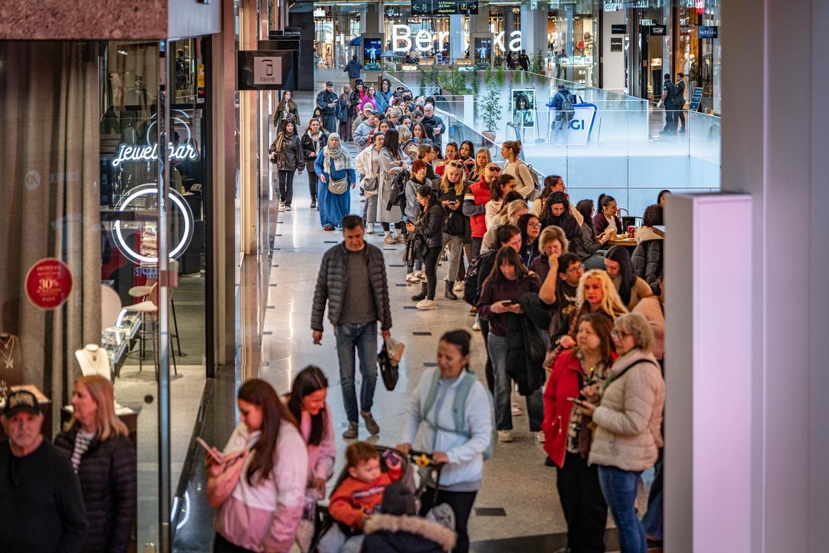 Furor y ofertas en el estreno de la primera tienda en Barcelona del outlet de grandes marcas TK-Maxx