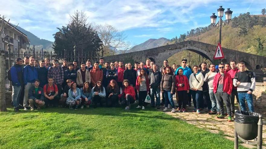 Los alumnos de los talleres de empleo de Oviedo, de visita en Cangas de Onís