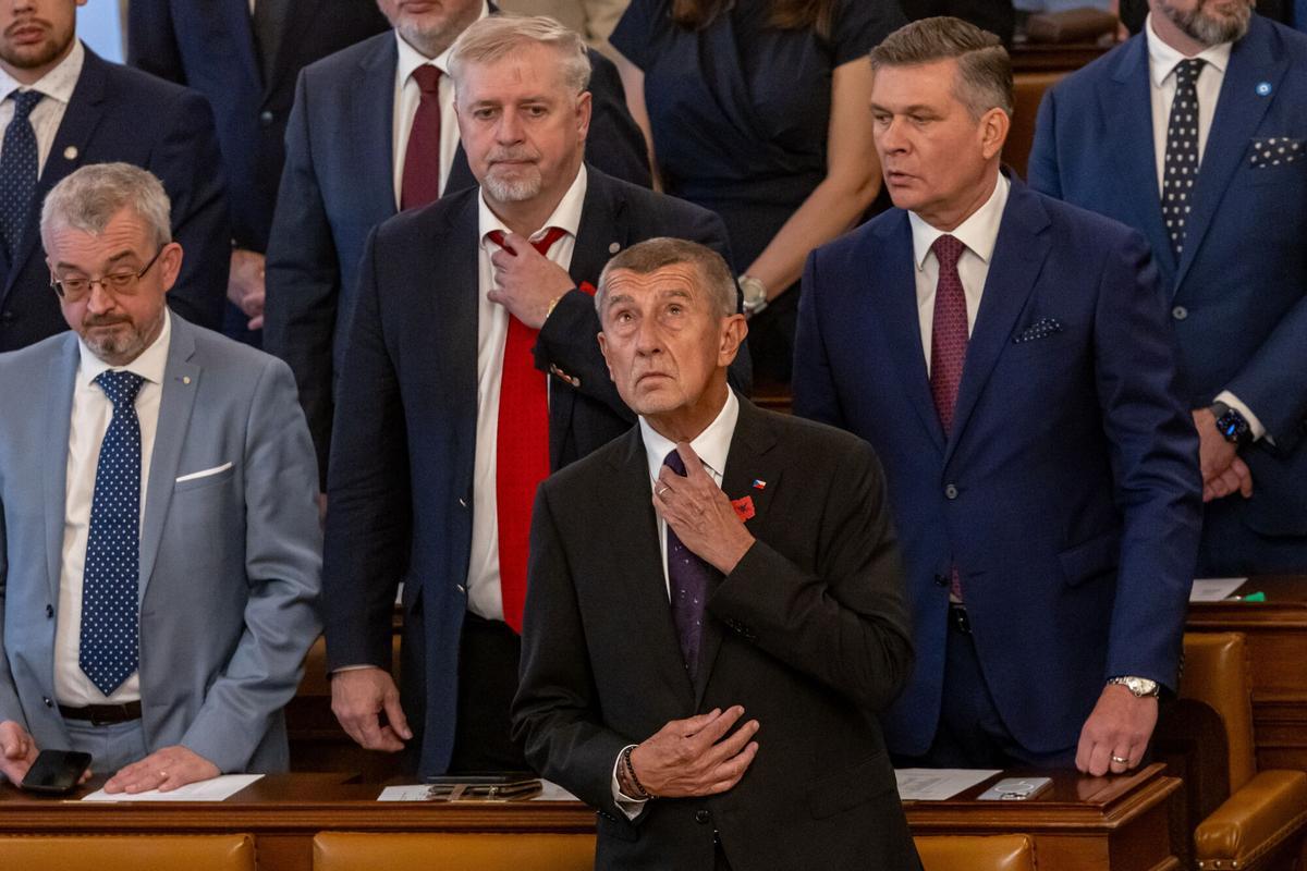 El líder ultra checo Andrej Babis (centro), en la apertura de la legislatura en el Parlamento, este lunes.