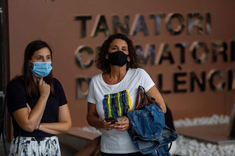 Compañeros y amigos de Ramón Vilar le despiden en el tanatorio de València