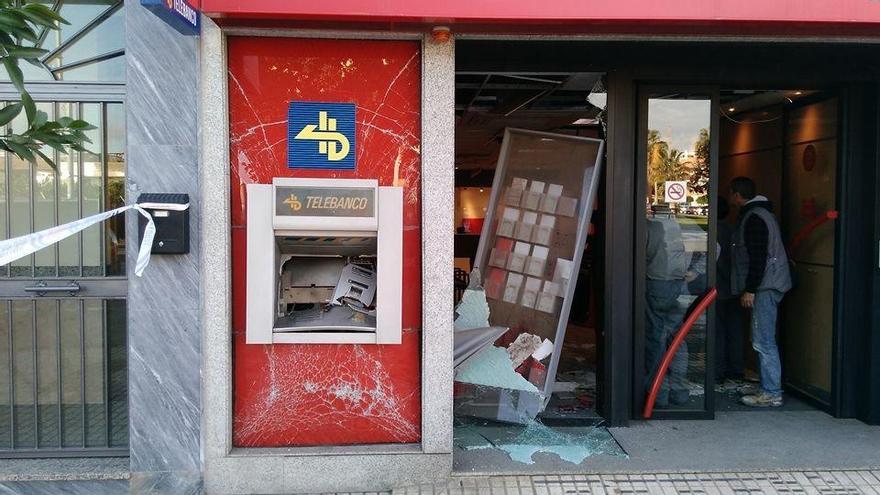 Cajero automático reventado por una explosión en una sucursal bancaria.