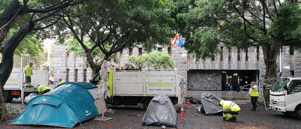 Retirada de la Acampada por una Vivienda de una de las zonas del Rastro.