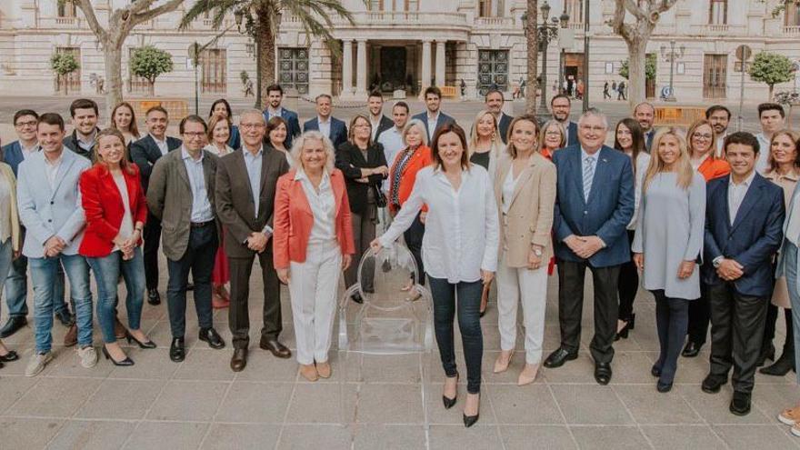 Foto de la candidatura del PP con la silla transparente.