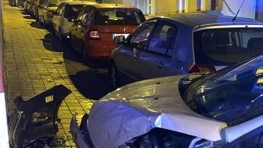 Circula ebrio, choca contra un coche y contra una vivienda