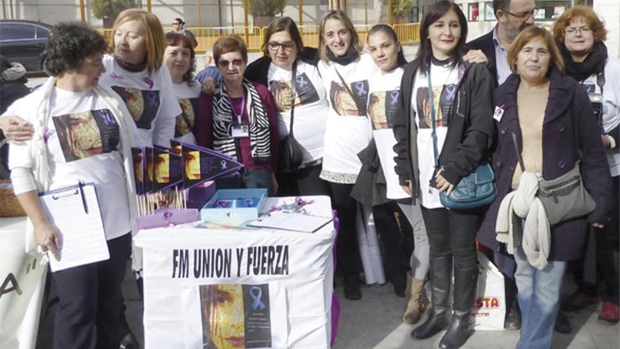 Miembros de FM Unión y Fuerza, asociación madrileña impulsora de la ILP, durante la recogida de firmas. facebook