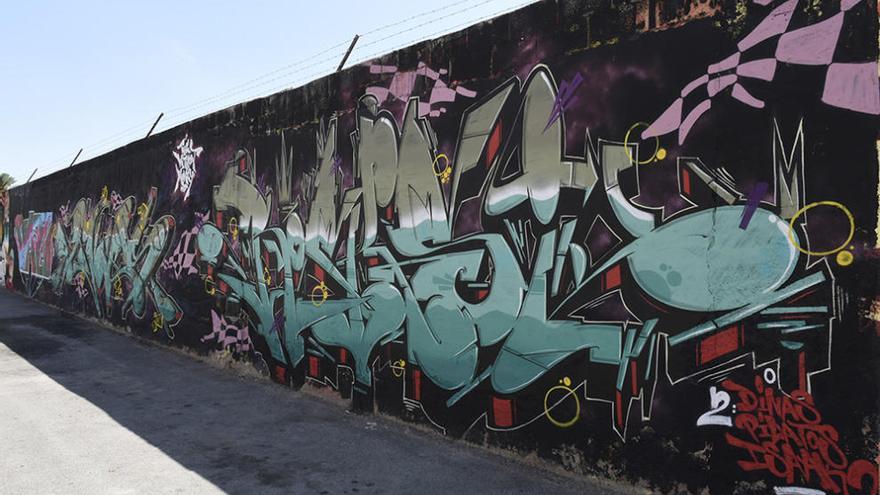 Muro de Murcia &#039;adornado&#039; con grafitis.