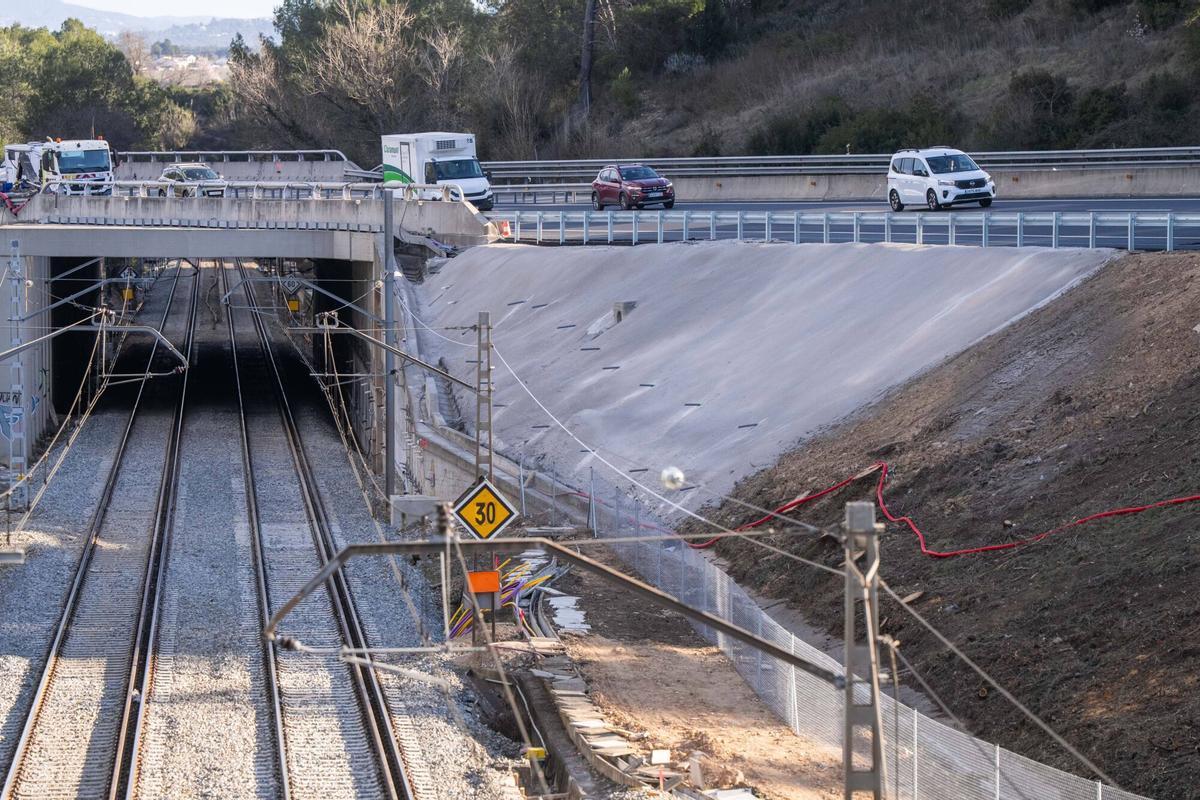 Gelida, 19/02/2026. Sociedad. Imagen del punto donde hace un mes se produjo el accidente de un tren de Rodalies en Gelida. Actualmente la línea sigue sin servicio de pasajeros y únicamente circulan trenes de mercancías por el tramo afectado. Foto: Zowy Voeten / El Periódico