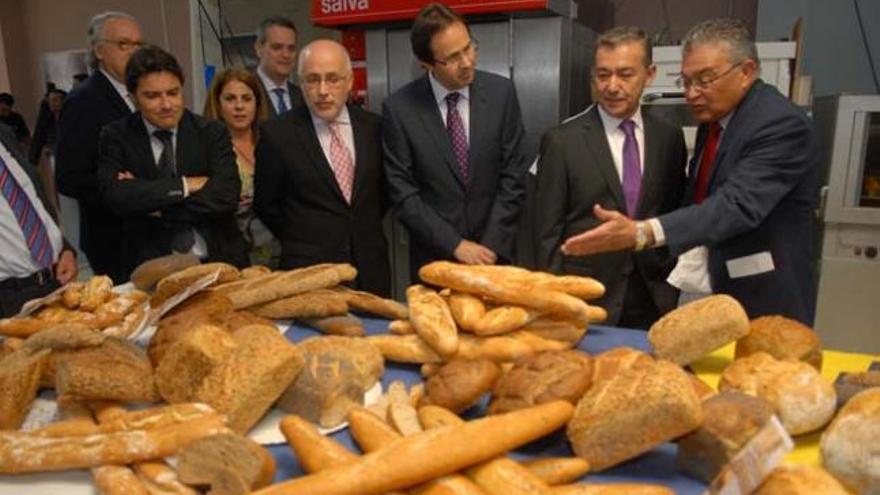 De izq. a dcha., Antonio Morales, alcalde de Agüimes; José Luis Durán, gerente de Haricana; Paulino Rivero, presidente del Gobierno de Canarias; y Juan Agustín Sánchez Bolaños, presidente de Haricana. i ACFIPRESS