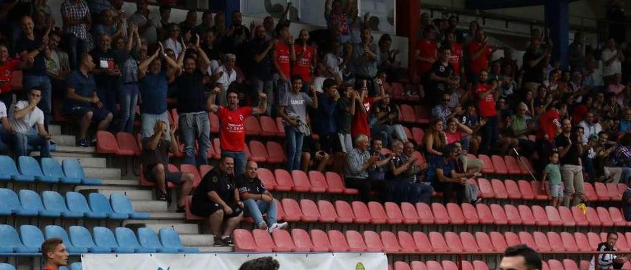 Los unionistas Adrián y Josu celebran un gol en O Couto. // Jesús Regal