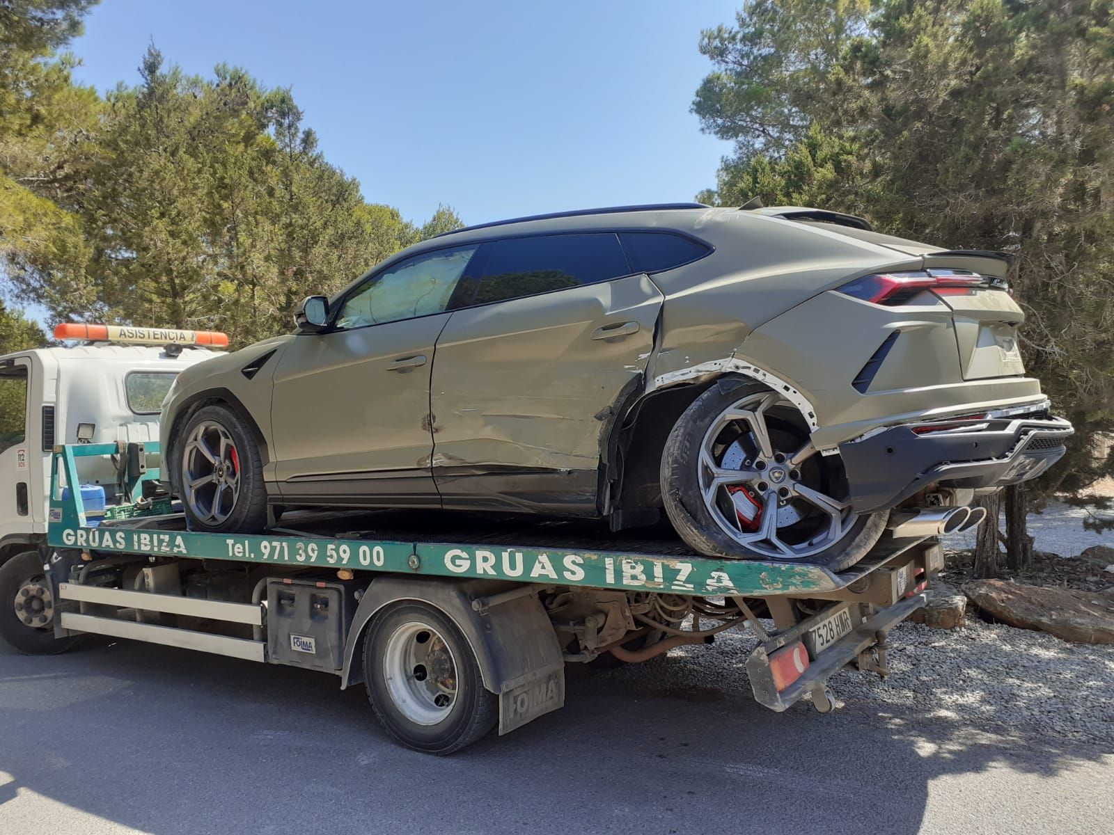 Un poste desplomado tras la colisión de un Lamborghini y un Range Rover en Ibiza