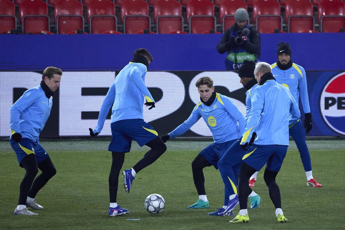 Imagen de uno de los rondos iniciales del entrenamiento de este martes en Praga.