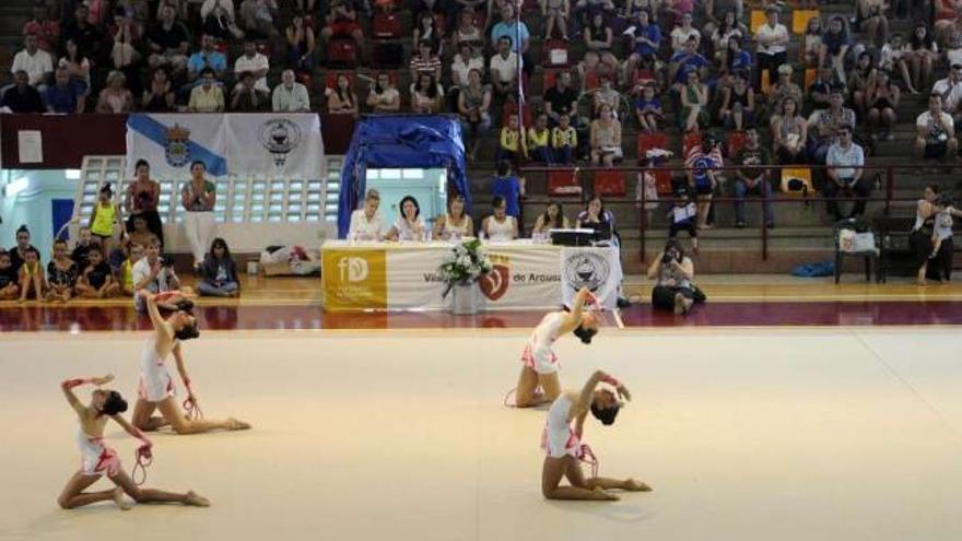 Un grupo de gimnastas, en pleno ejercicio en la pista de Fontecarmoa. // Noé Parga