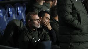 Xavi y su ayudante Òscar Hernández, en el banquillo del Reale Arena de San Sebastián.