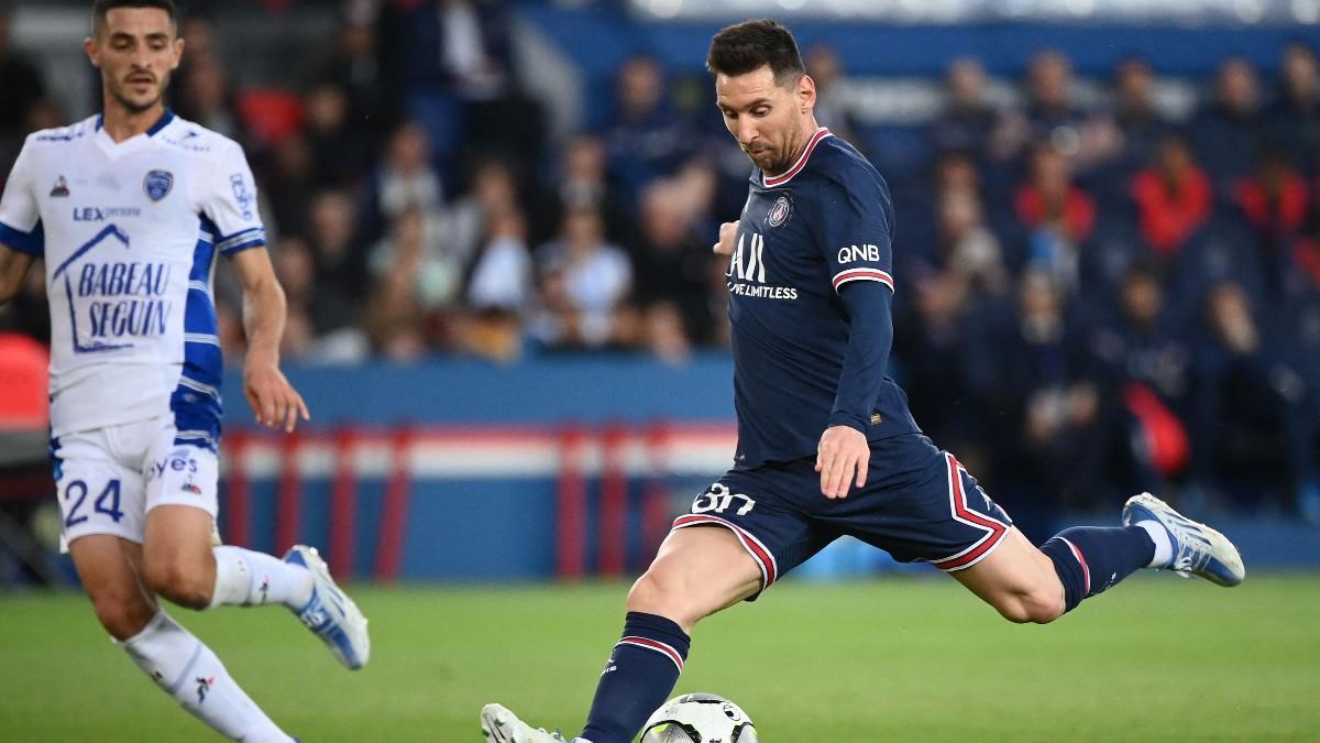 Messi dispara un balón ante el Troyes