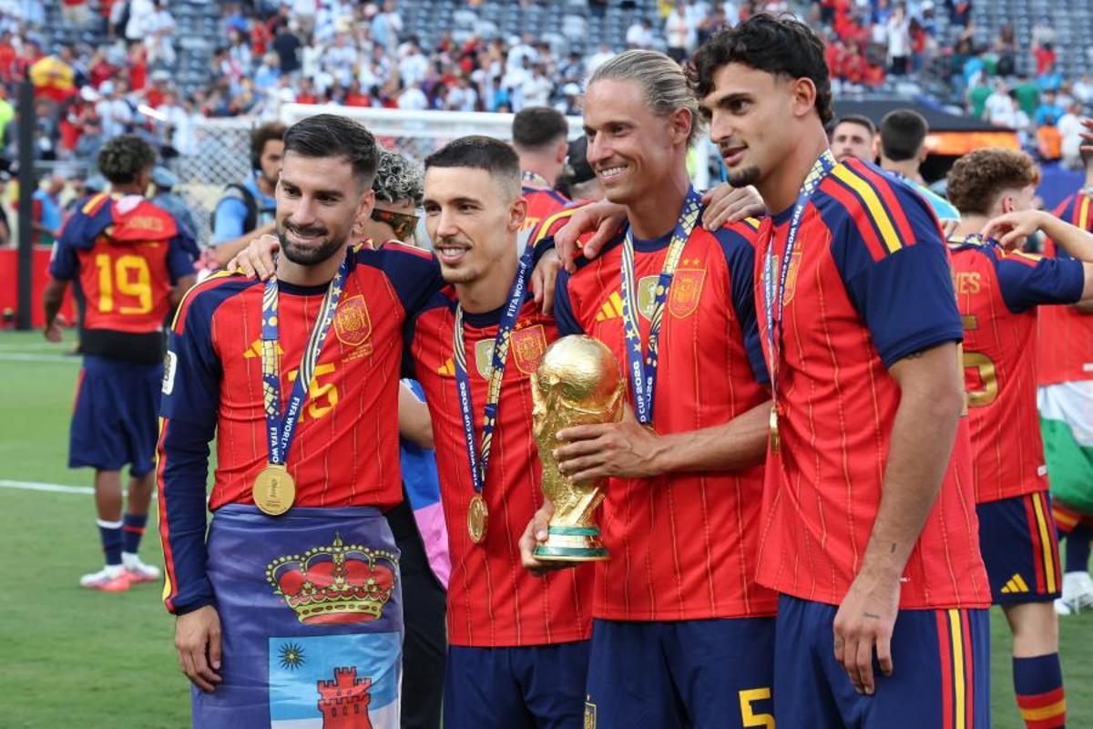 Baena junto a sus compañeros del Atlético.