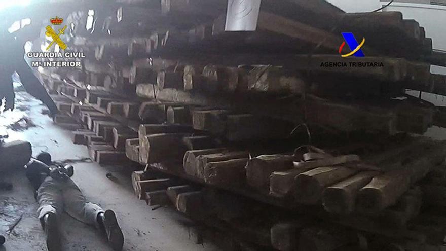 Los troncos donde se camuflaba la cocaína que ha aprehendido la Guardia Civil.