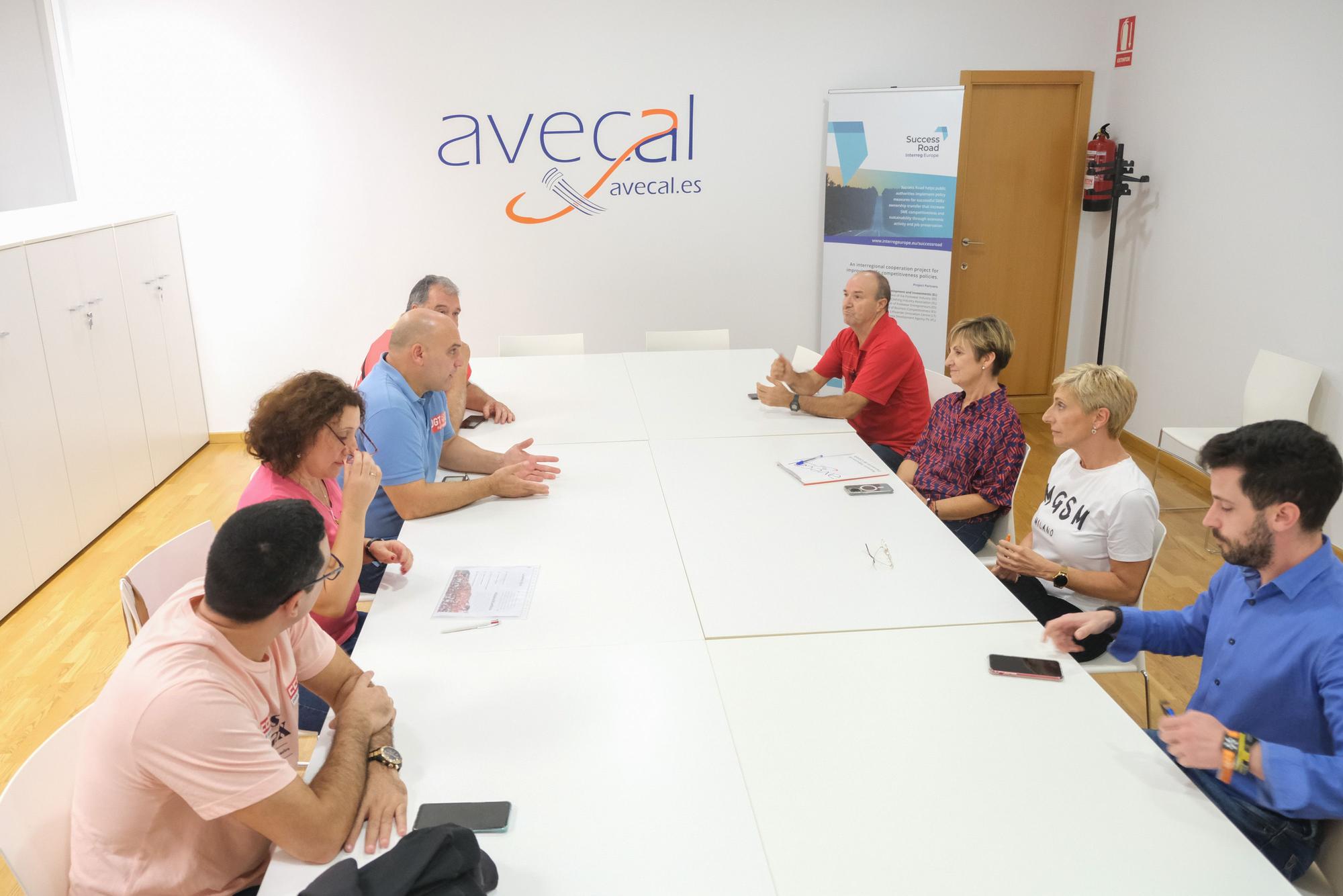 Los representantes de CCOO y UGT han sido recibidos por los de Avecal tras la protesta.