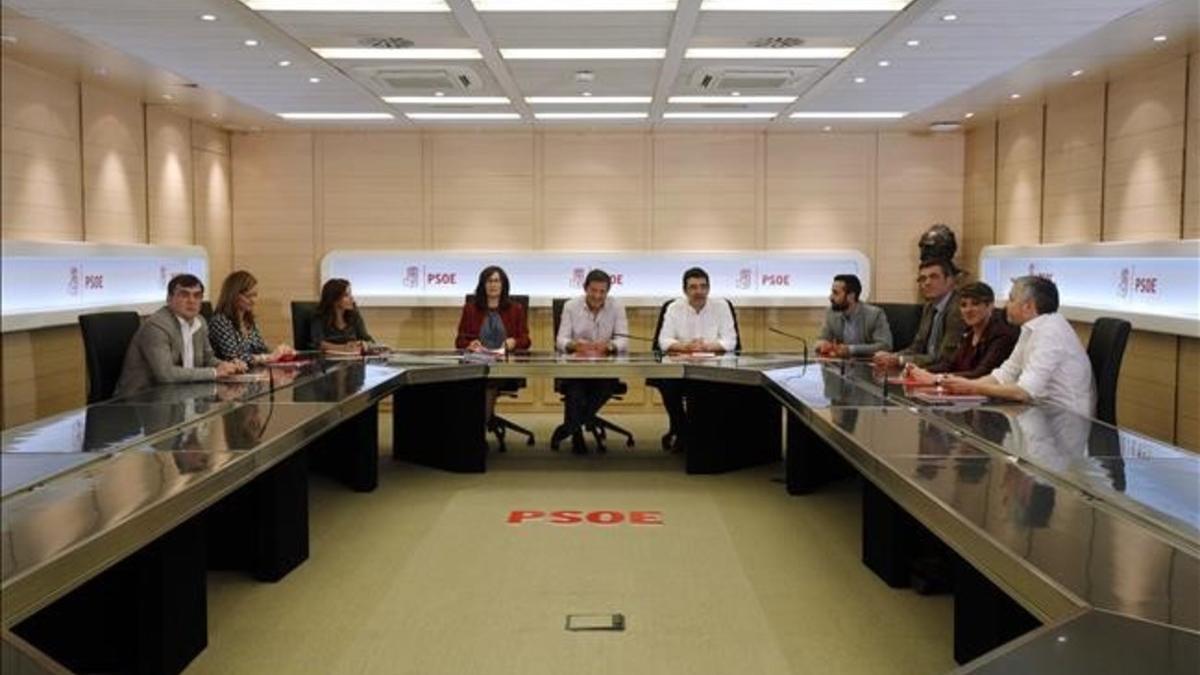 Reunión de la comisión gestora del PSOE, este lunes en Madrid.