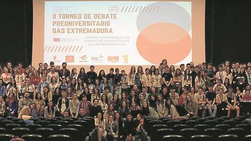 El II Torneo de Debate Preuniversitario Gas Extremadura reúne a más de 200 estudiantes