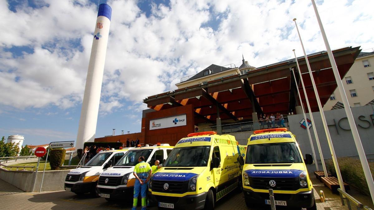 Sigue la última hora del coronavirus en Zamora. En la imagen, ambulancias a las puertas del Hospital Virgen de la Concha.