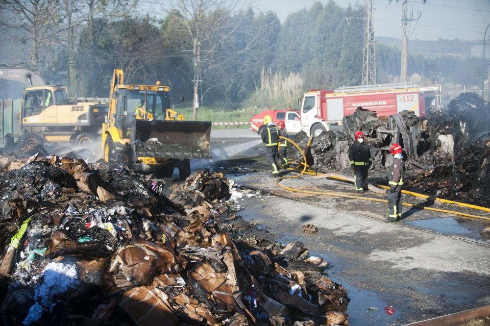 El incendio en una nave de reciclaje obliga a los bomberos de la comarca a intervenir durante toda la madrugada