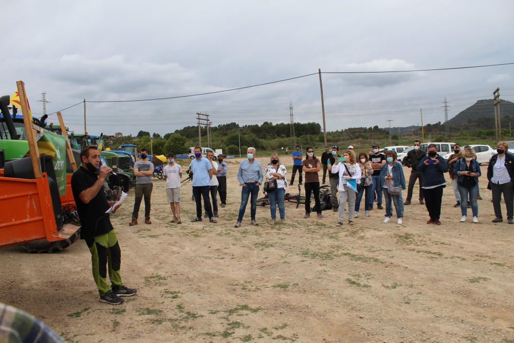 Una vintena de tractors encapçala la marxa lenta contra els macroprojectes de renovables