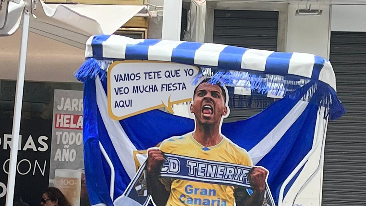 Imagen de Jonathan Viera en un taxi a pedales, en la Plaza de La Candelaria de la capital tinerfeña, antes del partido ante el Girona.