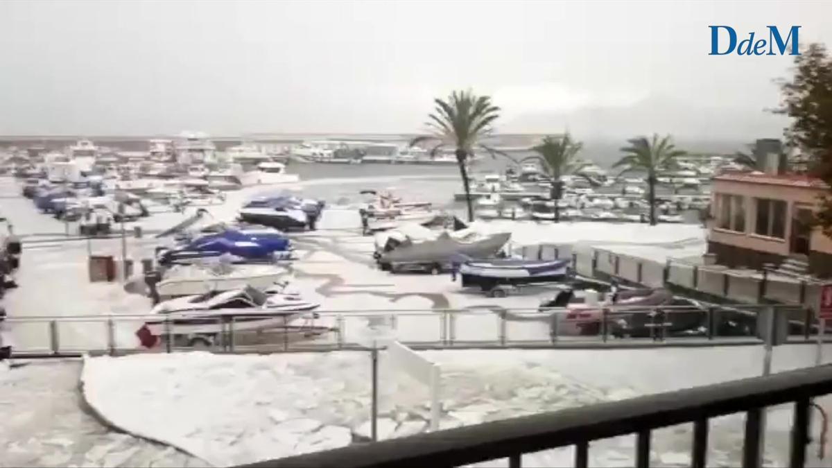 Der durch einen heftigen Hagelschauer in Weiß gehüllte Hafen von Cala Ratjada.