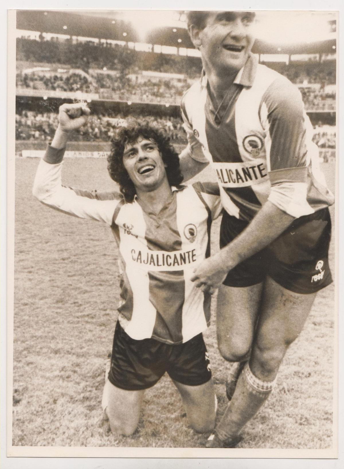 Imágen mítica de la celebración de Sanabria, en el suelo, tras el gol del rosarino que dio el triunfo al Hércules en el Bernabéu.