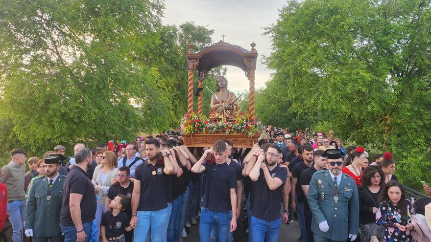 Una multitud acompaña al Ecce Homo de El Carpio en vísperas de la romería