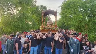 Una multitud acompaña al Ecce Homo de El Carpio en vísperas de la romería