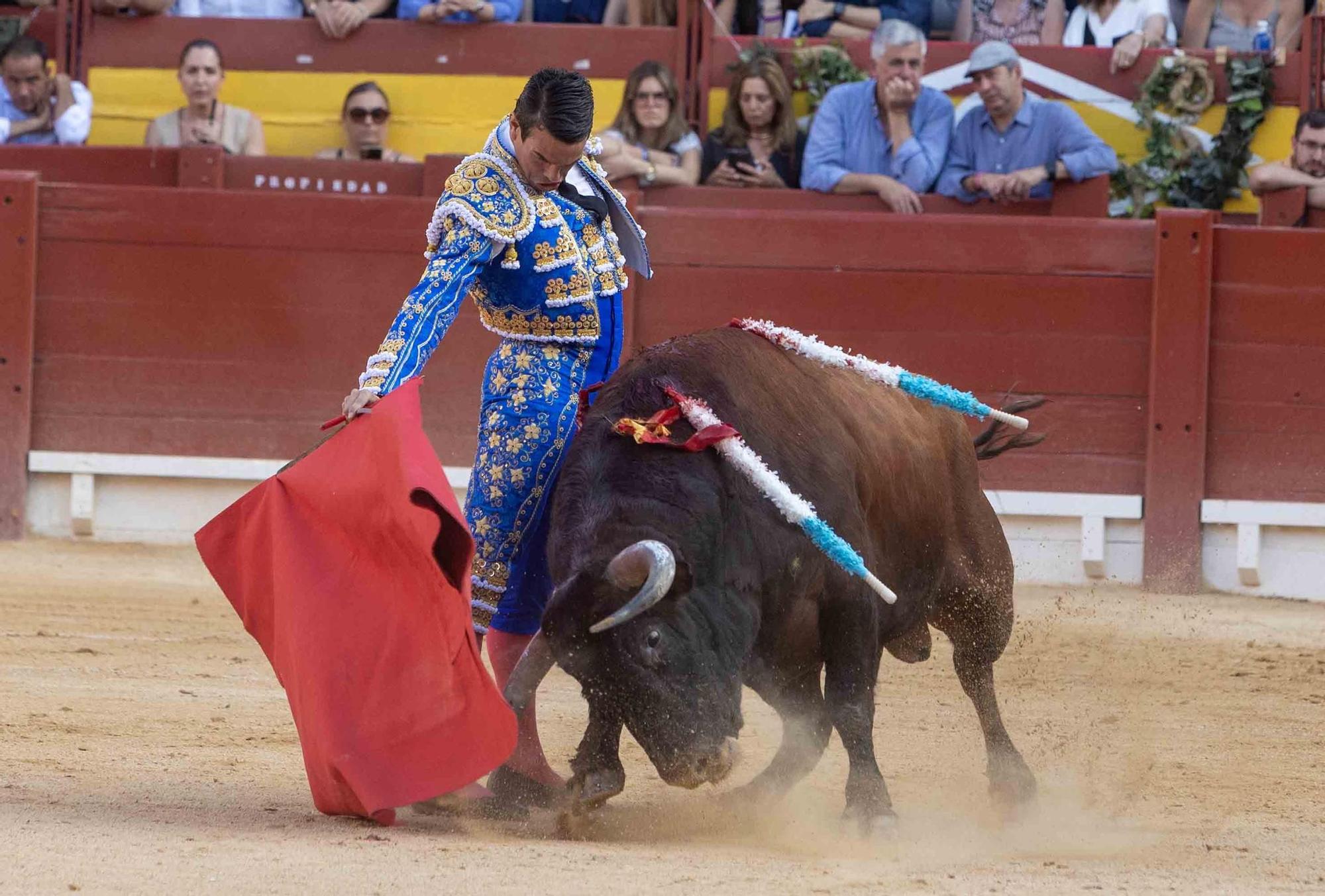 Manzanares culmina una de sus mejores tardes y sale a hombros en la Feria de Hogueras de Alicante 2025