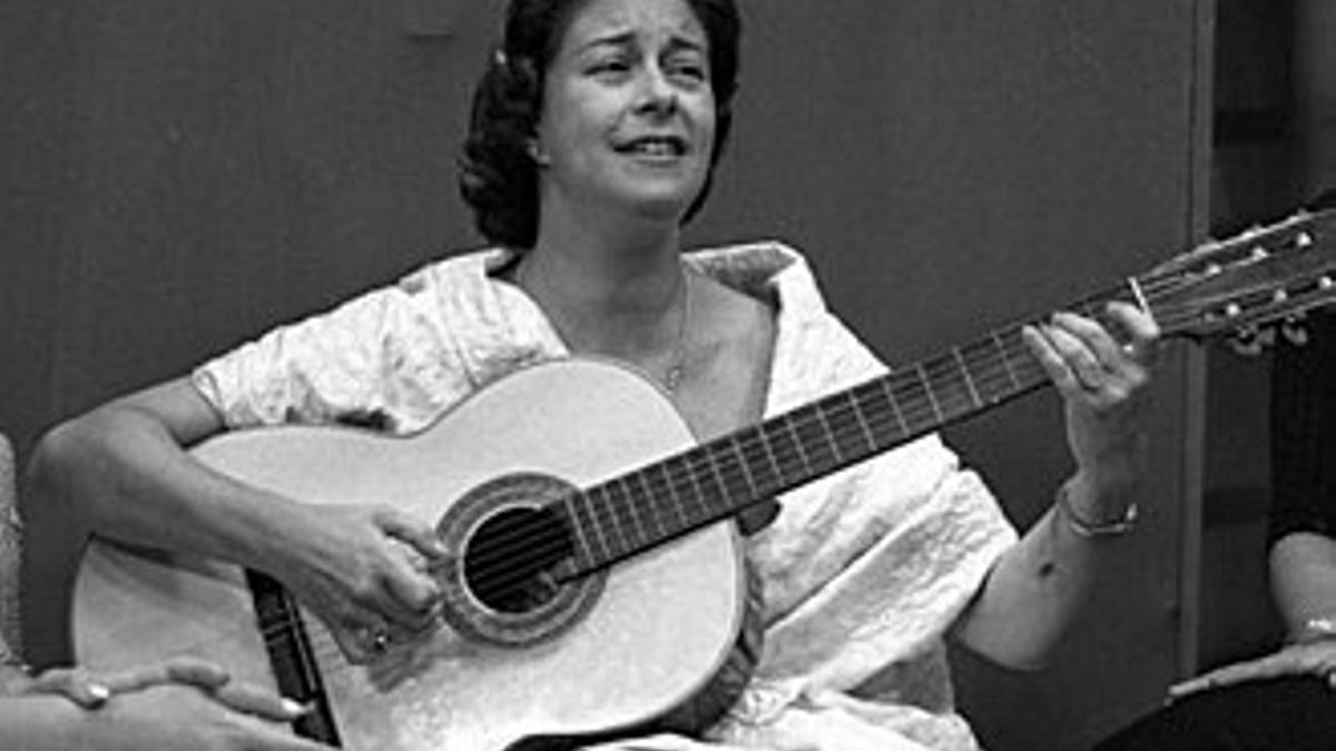 Chabuca Granda con su guitarra.