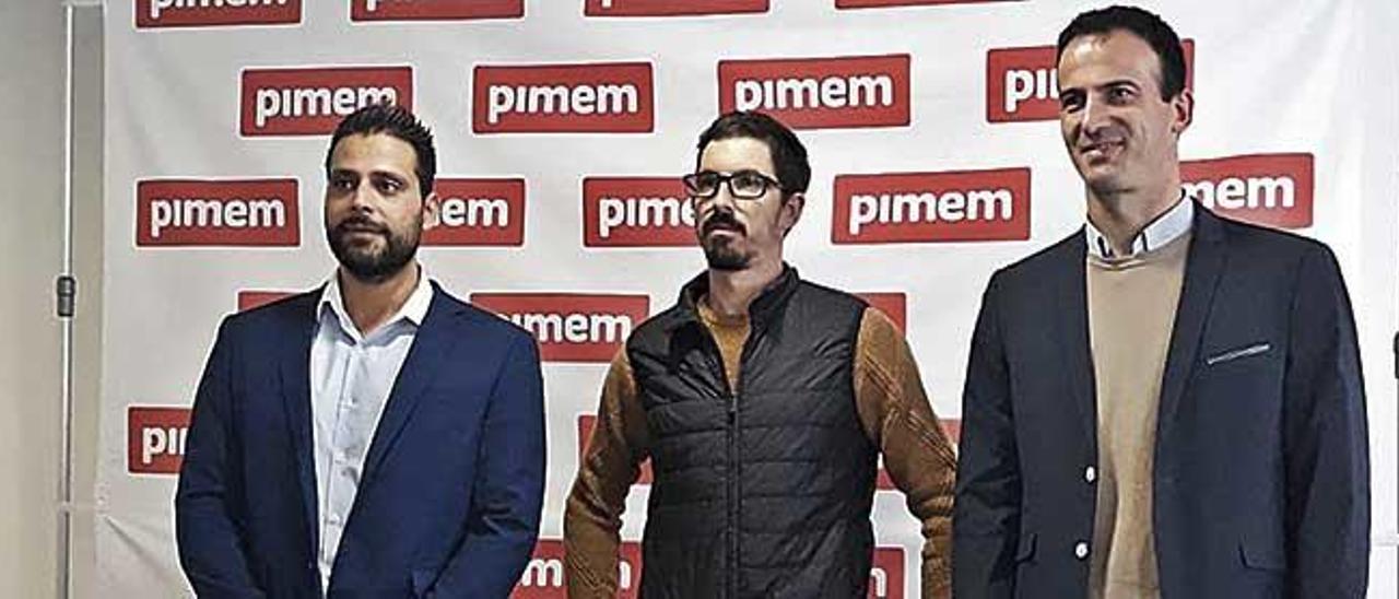 El director de Industria, Antoni Morro, junto a Antoni Vallcaneras y Jordi Mora, de Pimem.