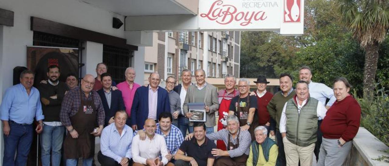 Asistentes a la comida de la sociedad gastronómica La Boya, ayer, con Joaquín Alonso en el centro. | Marcos León