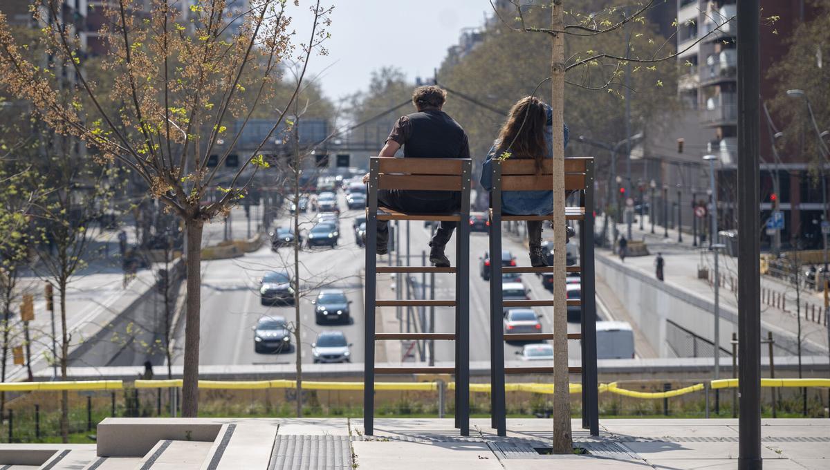 Barcelona diversifica el mobiliario en sus calles: bancos, sillas, tumbonas y mucho más