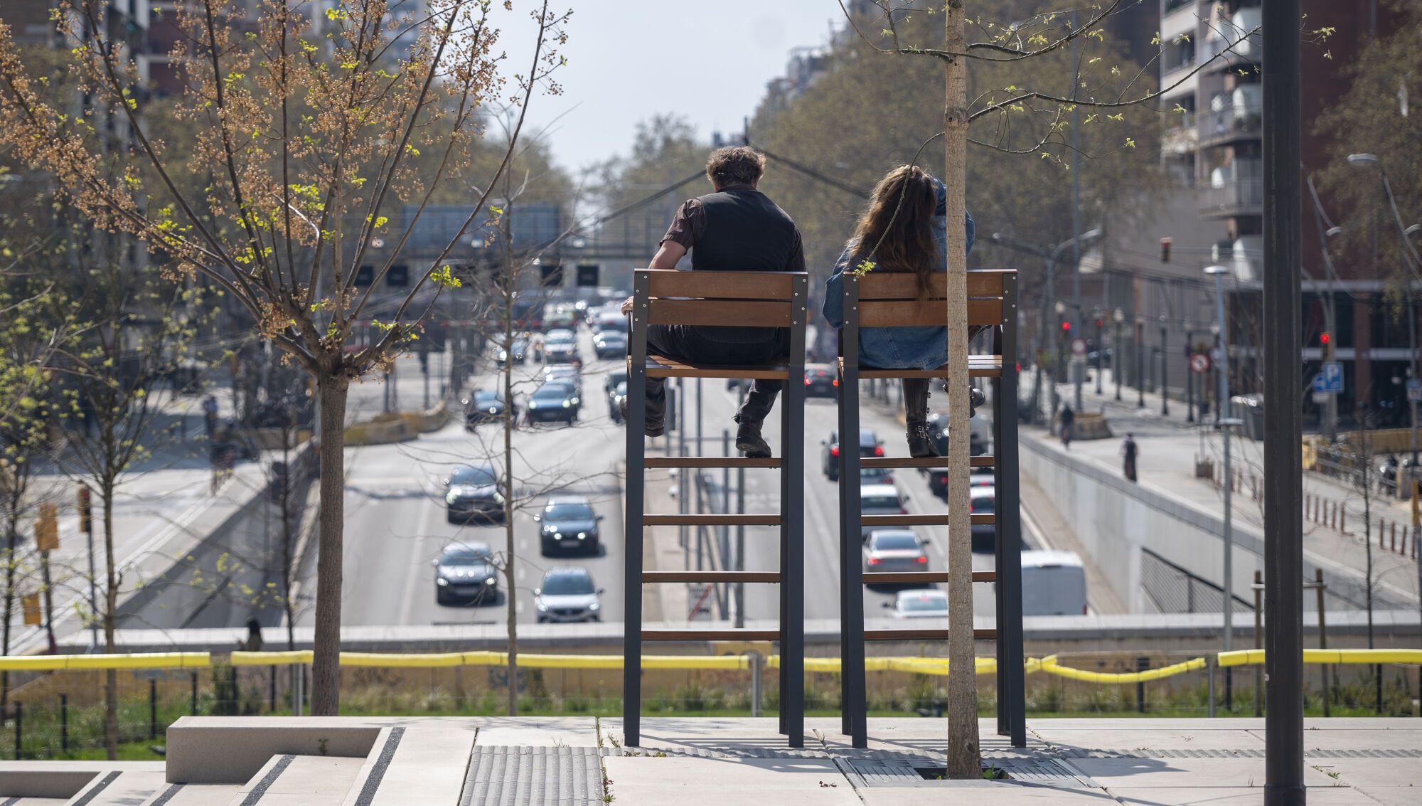 Barcelona diversifica el mobiliario en sus calles: bancos, sillas, tumbonas y mucho más