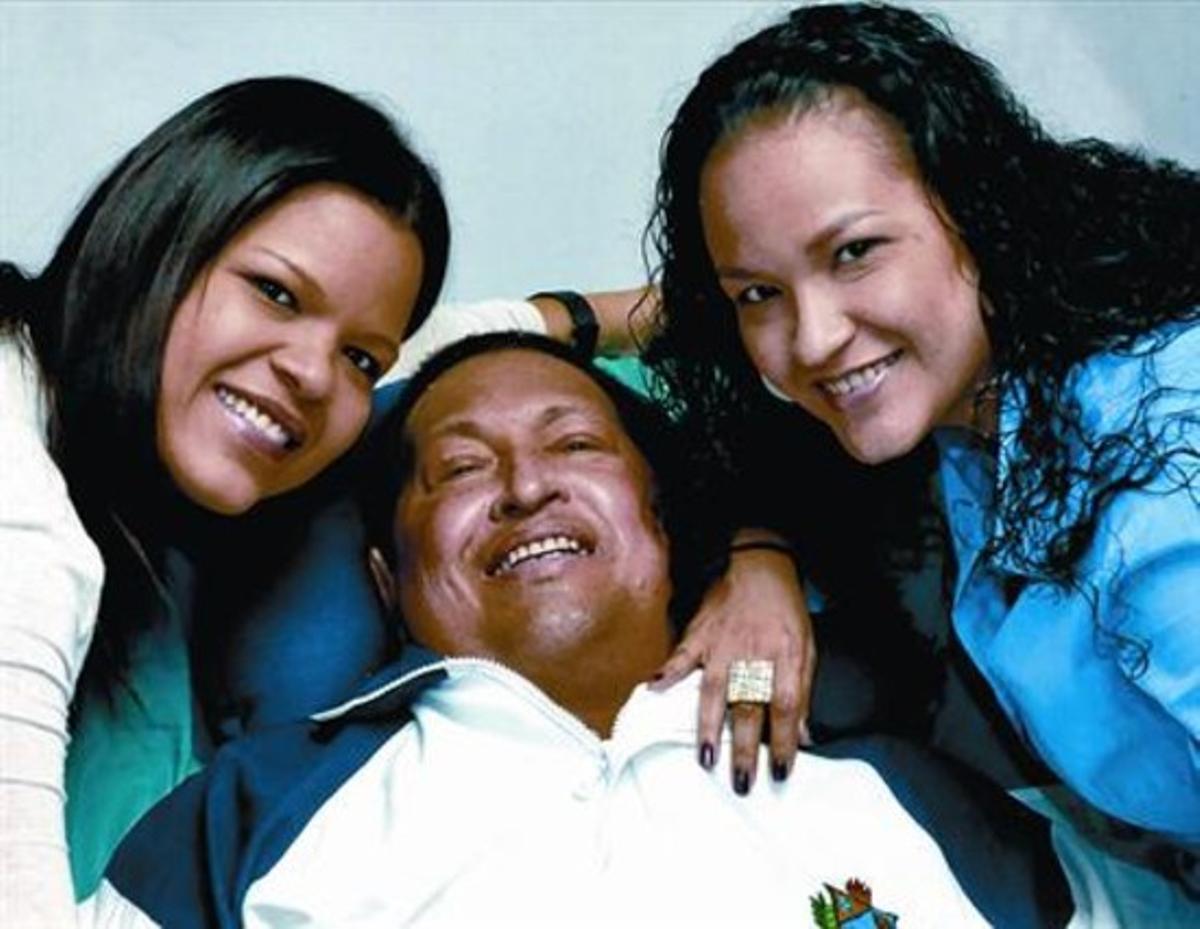 15 febrer 2013 33 Chávez, amb les seves filles María Gabriela (esquerra) i Rosa Virginia, a Cuba. 15 febrer 2013 33 Chávez, amb les seves filles María Gabriela (esquerra) i Rosa Virginia, a Cuba.