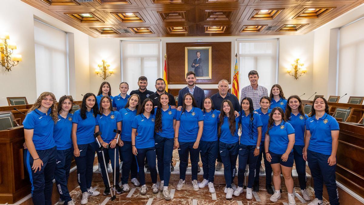 El CF Gandia cadete femenino campeón de Liga en la recepción oficial en el ayuntamiento