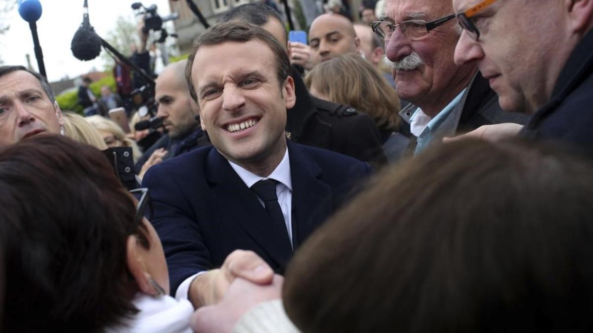 Macron saluda a simpatizantes tras votar en Le Touquet (norte)