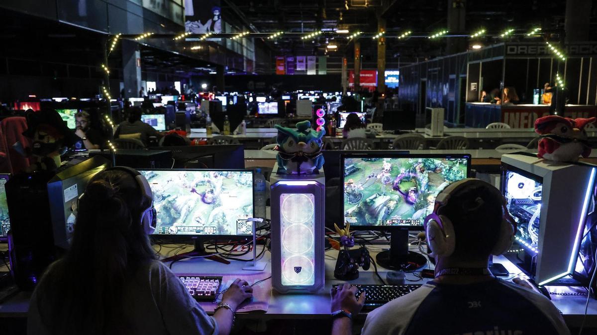 Dos personas juegan a un videojuego en el ordenador.