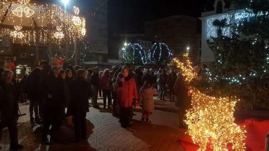 Vecinos, en la plaza del Ayuntamiento, junto al alumbrado.