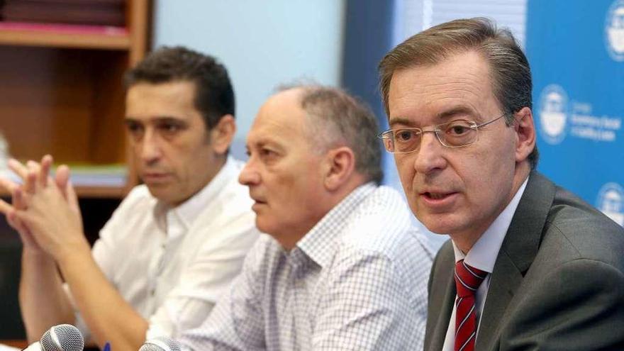 Vicente Andrés, Faustino Temprano, centro, y German Barrios, derecha, en la presentación del informe.