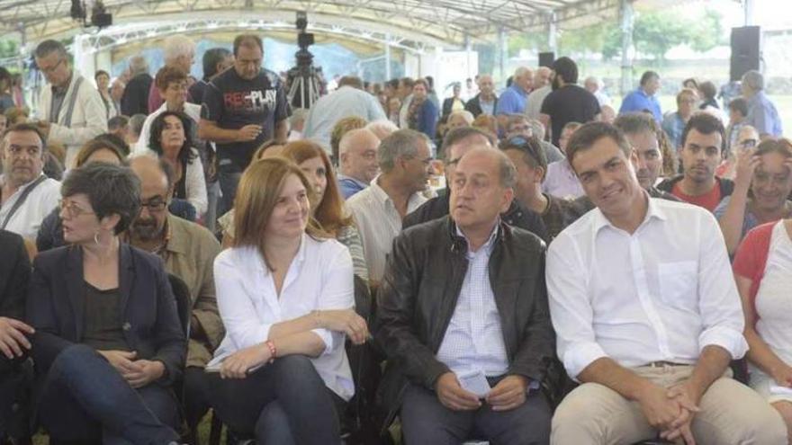 Aitor Bouza, Patricia Vilán, Pilar Cancela, Leiceaga, Pedro Sánchez y Begoña Rodríguez, ayer en Cerceda. // Carlos Pardellas