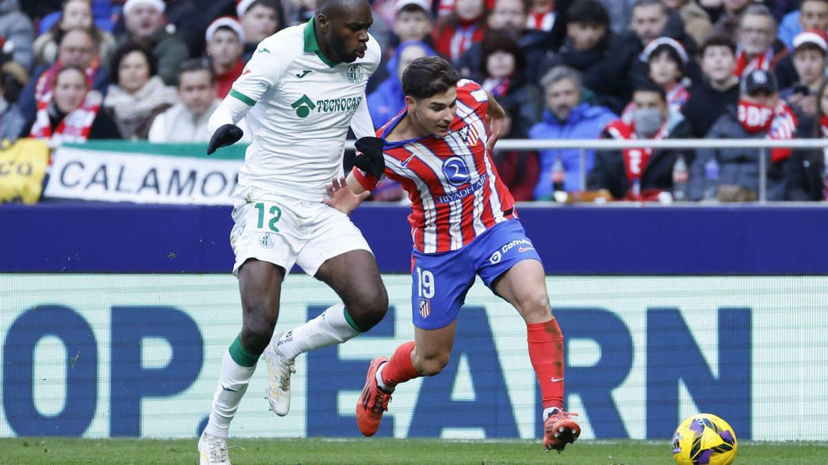 Lance entre Nyom y Julián Álvarez, en el transcurso del Atlético - Getafe de LaLiga.