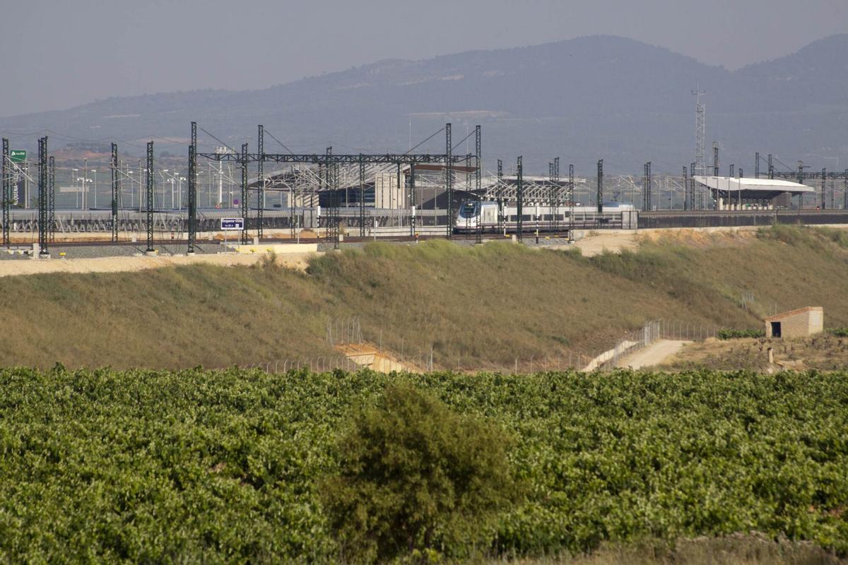 AVE a su paso por la estación de Requena-Utiel.