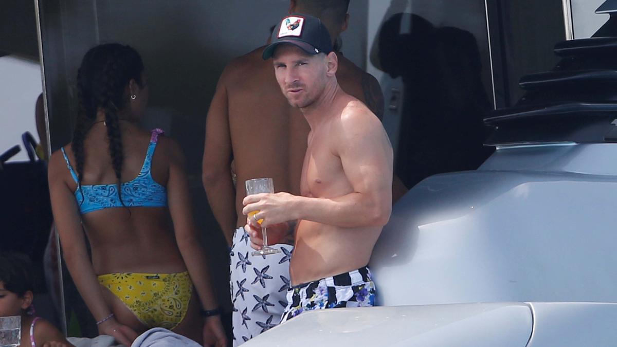 Messi, en el yate con el que pasa unos días de vacaciones junto a Luis Suárez, Cesc y sus familias en aguas de Eivissa, este viernes.