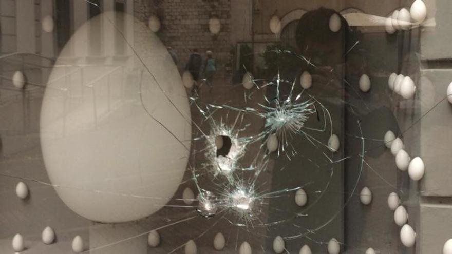 Bretolada al vidre que protegeix la instal·lació &#039;Capgros&#039;